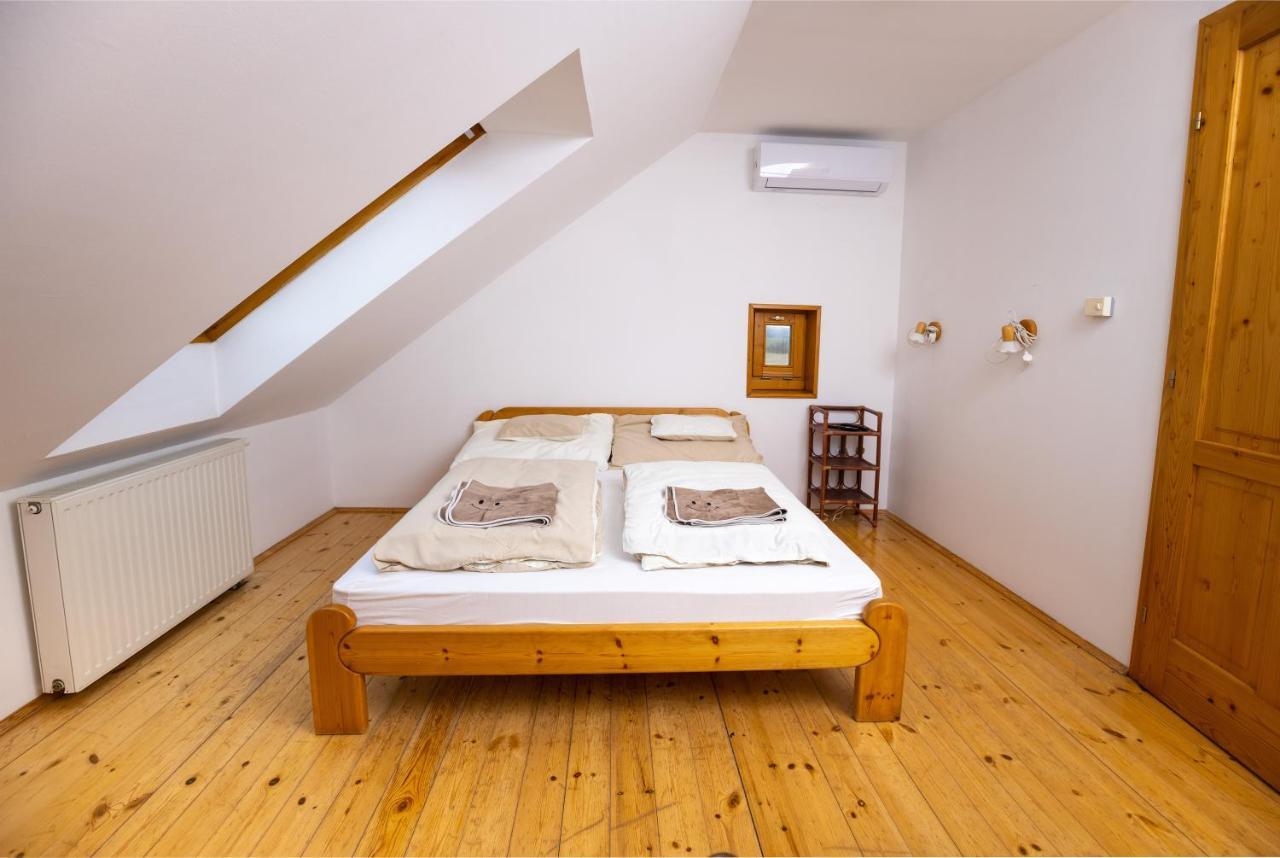 Noble'S Panzio Es Etterem Bed & Breakfast Nemesnép Exterior foto