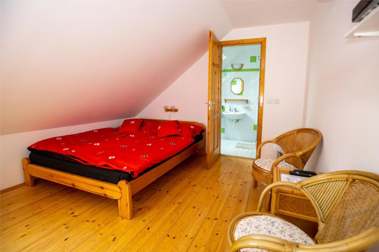 Noble'S Panzio Es Etterem Bed & Breakfast Nemesnép Exterior foto